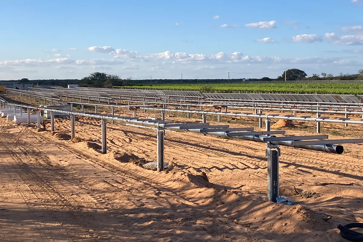 Instalação de estruturas e equipamentos em usina fotovoltaica