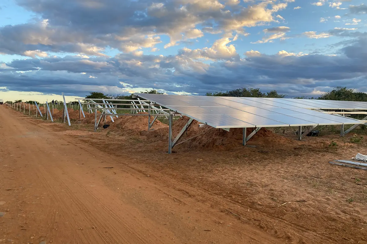 Obra de geração fotovoltaica executada pela Maxo Engenharia